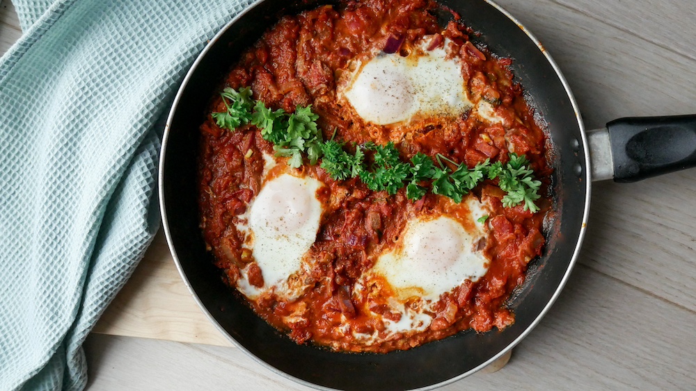 Sunn og næringsrik frokost - Aromatisk tomatsaus med posjerte egg