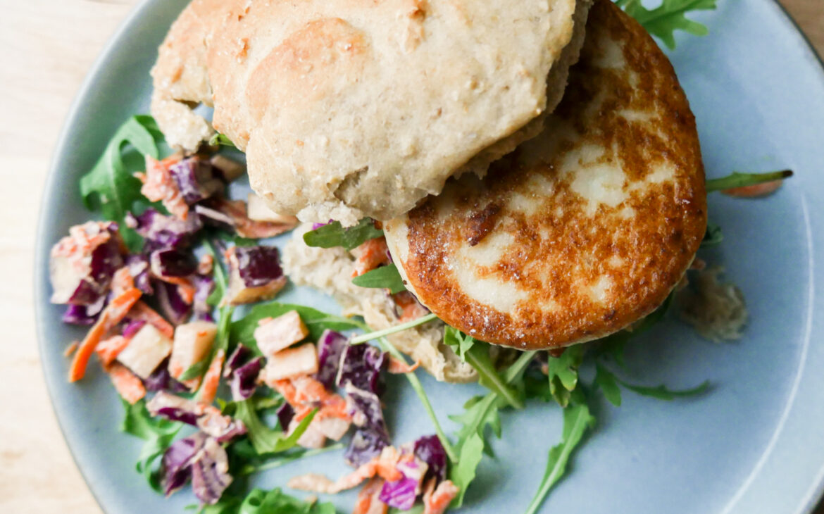 Fiskeburger i hjemmelaget, grovt burgerbrød. Sunn hverdagsmiddag 