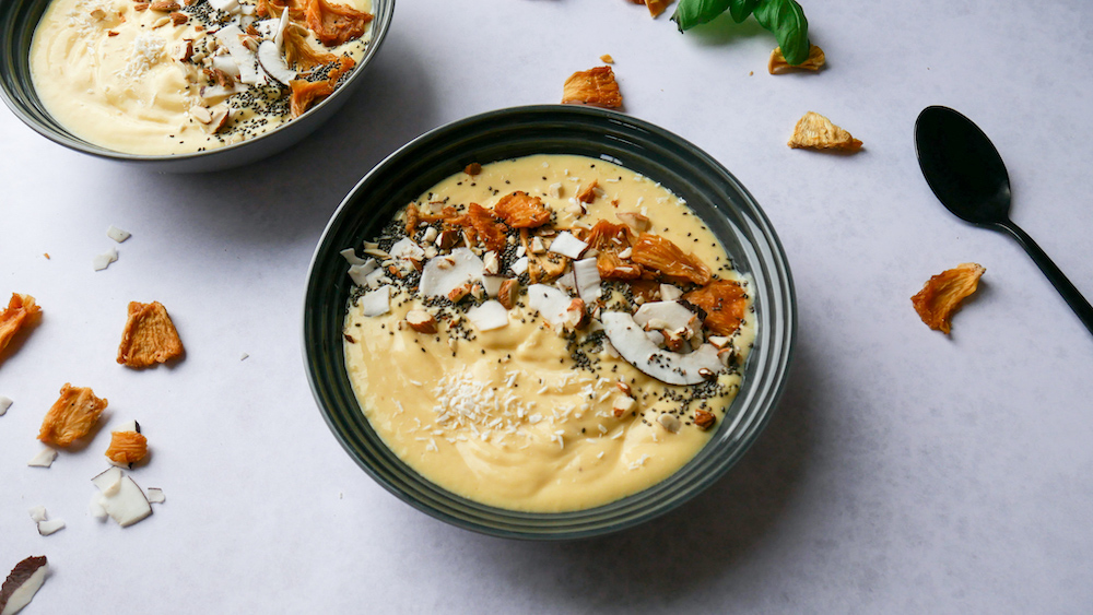 Lett og næringsrik frokost - Eksotisk smoothiebowl med mango og kokos