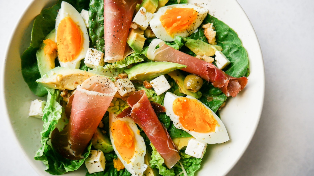 SUnn og næringsrik salat med egg, spekeskinke og avokado