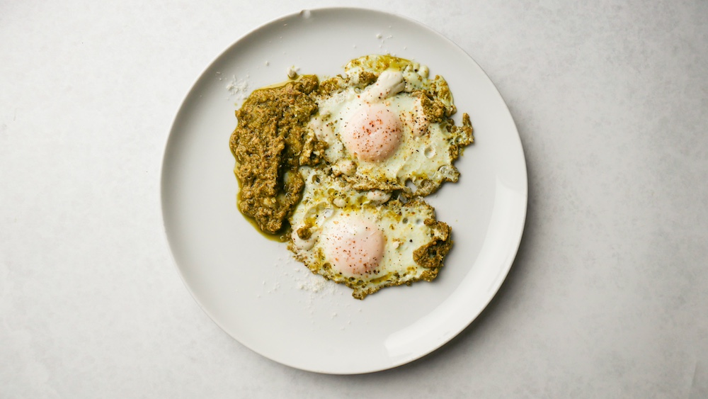 Pestoegg - speilegg stekt i pesto